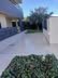 Zona exterior pavimentada y jardín